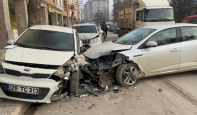 Eskişehir’de Kontrolden Çıkan Araç Kaza Yaptı!