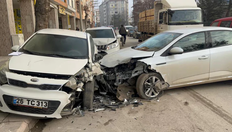 Eskişehir’de Kontrolden Çıkan Araç Kaza Yaptı!